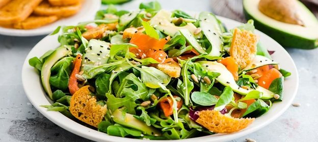 Праздничный летний салат с лососем и авокадо