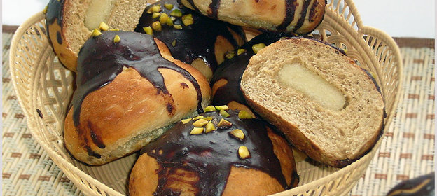 Кофейные булочки с марципановой начинкой