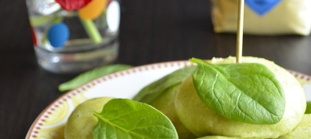 Постные паровые булочки из семолины со шпинатом