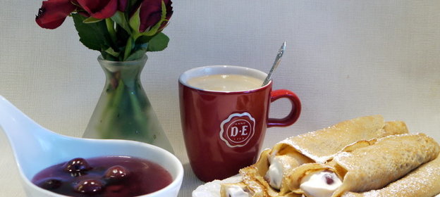 Эспрессо-блинчики с творожено-вишневой начинкой