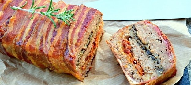 Слоеная мясная запеканка в беконе
