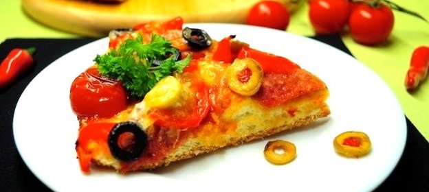 Пицца с салями, моцареллой и помидорами