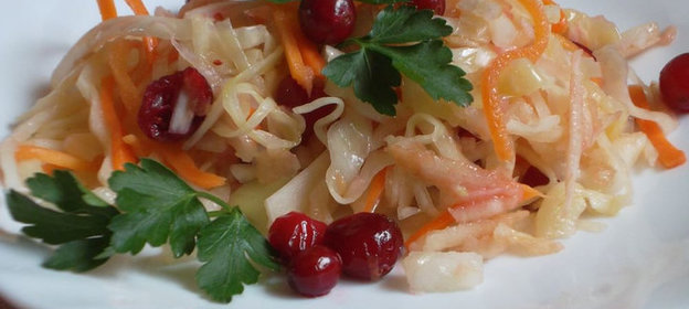 Салат из квашеной капусты с яблоком