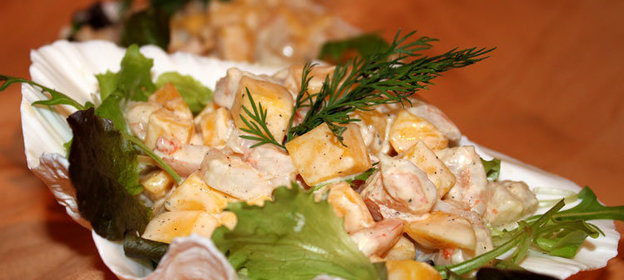 Салат из креветок и манго