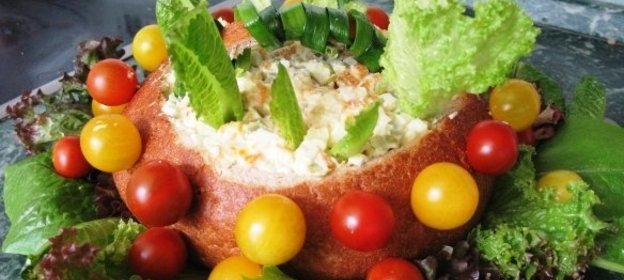 Салат в хлебной корзинке