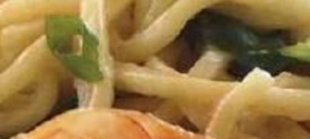 Лапша с креветками и шпинатом