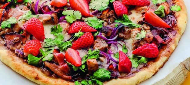 Пицца с курицей, беконом и клубникой