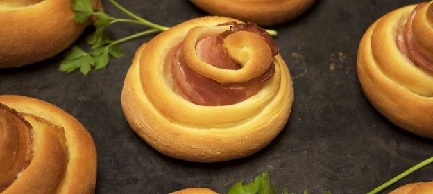 Булочки-завитушки с беконом