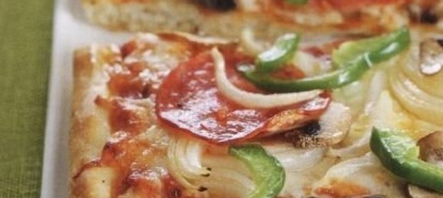 Пицца с салями, луком, грибами и болгарским перцем