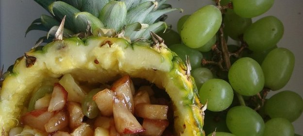 Салат в ананасе с грушевым сиропом с USA Pears and Grapes from California. УРА!!! Я нашла их!