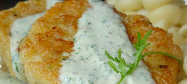 Подкопченые куриные оладьи с соусом