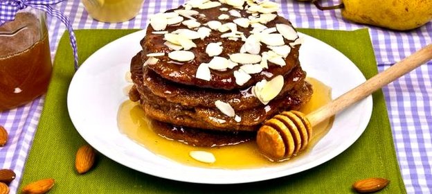 Оладьи с грушами, миндалем и корицей