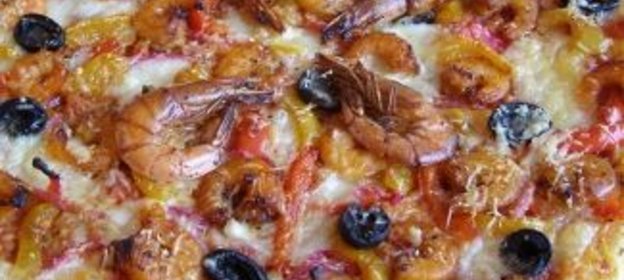 Пицца с креветками и овощами