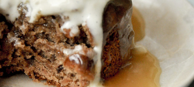 Липкий финиковый пудинг с карамельным соусом (или Sticky toffee pudding)