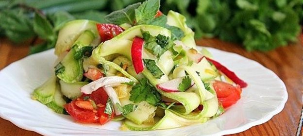 Салат к шашлыку из молодых кабачков