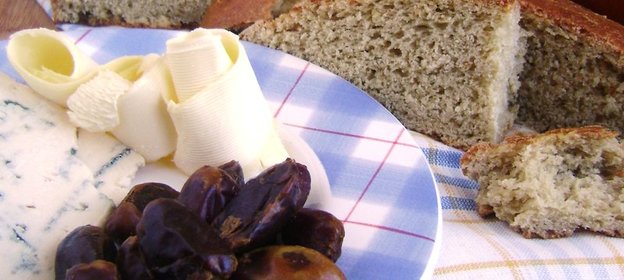 Хлеб овсяный на меду, с облепиховым маслом и зеленым чаем