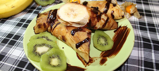 Блинчики с бананом и шоколадным соусом