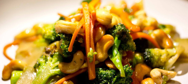 Брокколи с кешью в устричном соусе