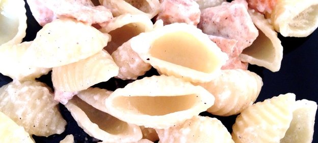 Паста конкилье в сливочно-сырном соусе с горбушей