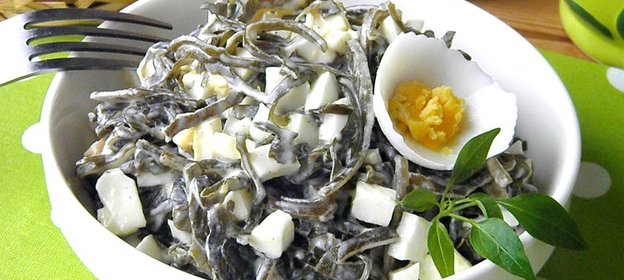 Салат из морской капусты с яйцом