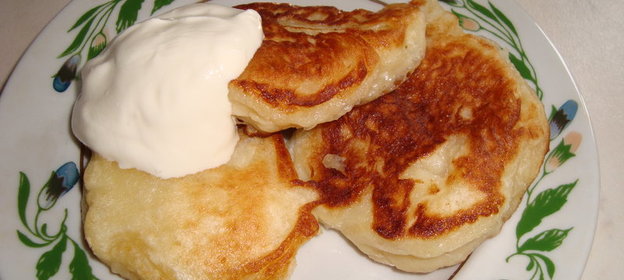 Оладьи с яблоками (на дрожжах)