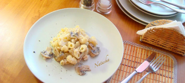 Паста с шампиньонами и курицей в сливочном соусе
