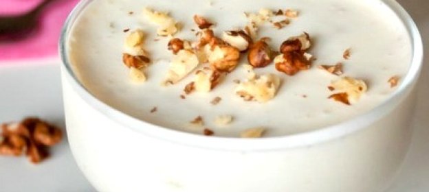 Сметанное желе с ягодами и орехами