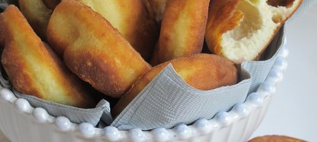 Португальский жареный хлеб с клубничным салатом