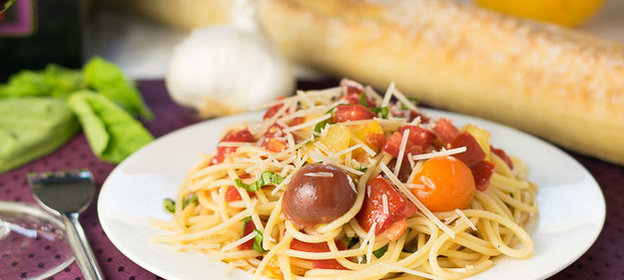 Спагетти с томатами черри и оливками