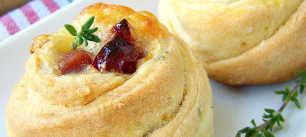 Сливочные булочки с тимьяном, моцареллой и вялеными помидорами.