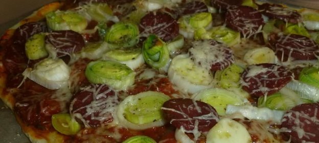 Пицца с пореем и салями