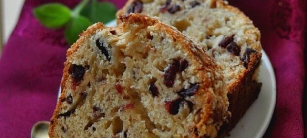 Кекс дрожжевой с вяленой клюквой и крошкой