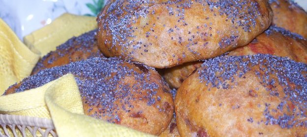 Ржано-пшеничные булочки с луком и вялеными помидорами