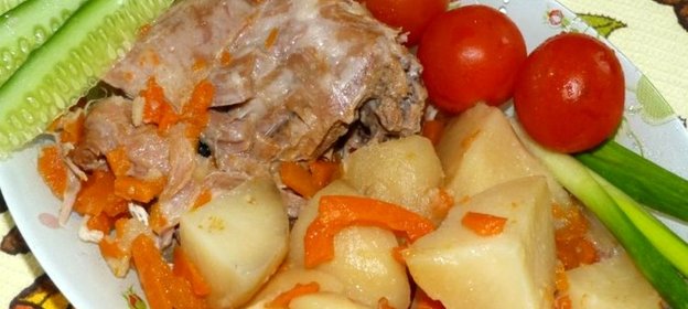 Крылья индейки тушеные с картошкой