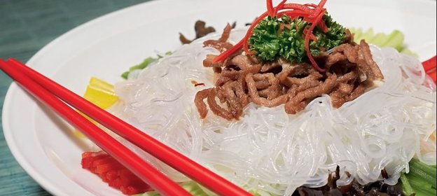 Салат Фен су из тонкой рисовой лапши