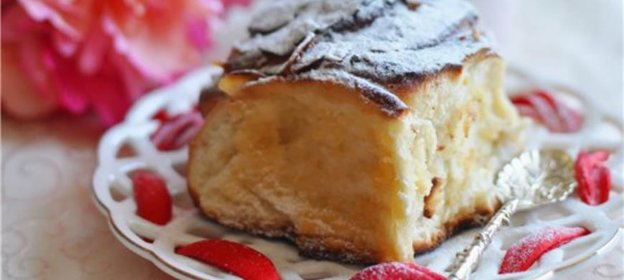 Весенние булочки с марципаном