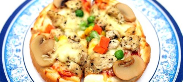 Пицца с рыбой, грибами и зеленым горошком