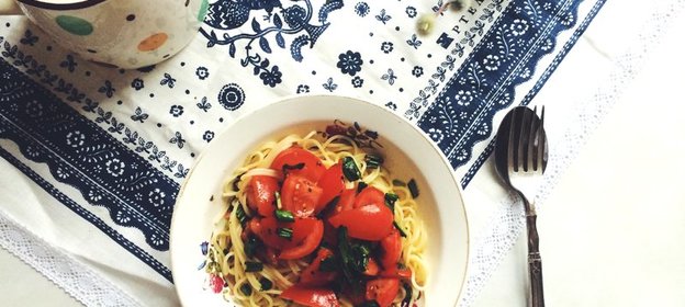 Спагетти с томатами и черемшой