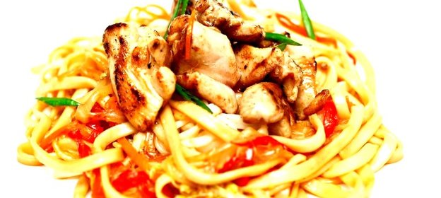 Лапша удон с курицой и овощами