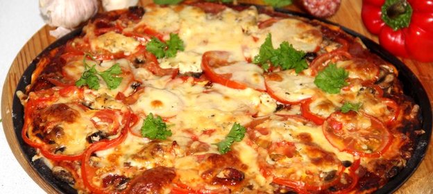 Пицца с салями и грибами