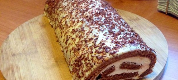 Шоколадный рулет с творожно-вишневой начинкой