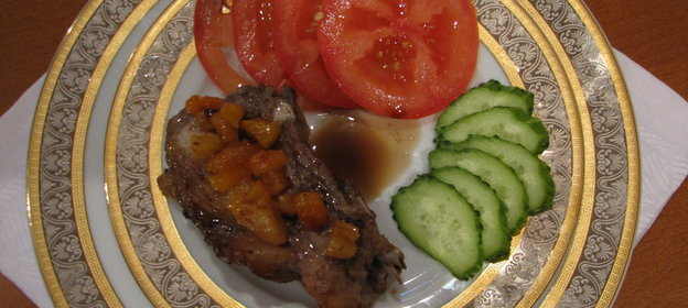 свиная корейка запеченая с травами и курагой