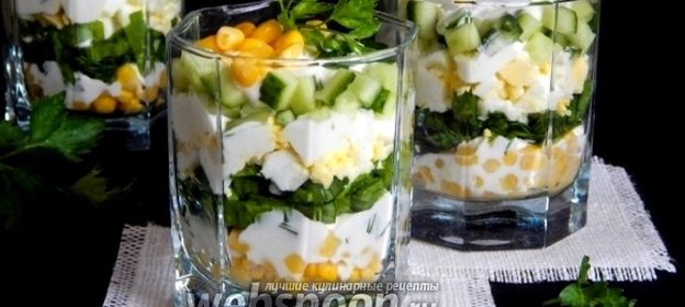 Салат со щавелем, огурцами и кукурузой