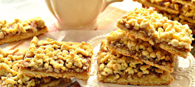 Песочное печенье с вареньем и арахисом