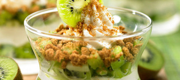 Киви с натуральным йогуртом и печеньем