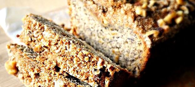 Банановый хлеб с корицей и орехами