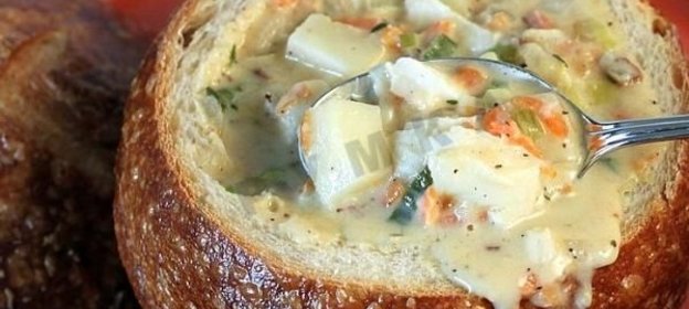 Суп Клэм Чаудер в хлебной тарелке