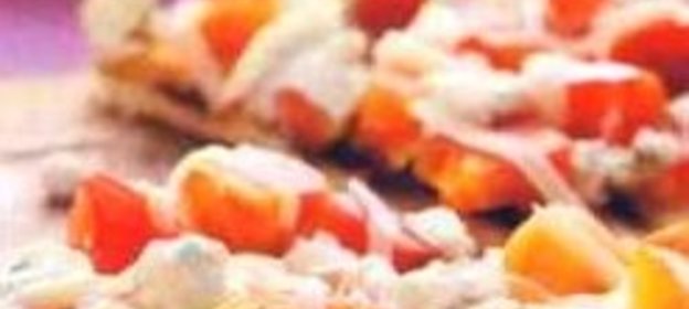 Пицца с помидорами и козьим сыром