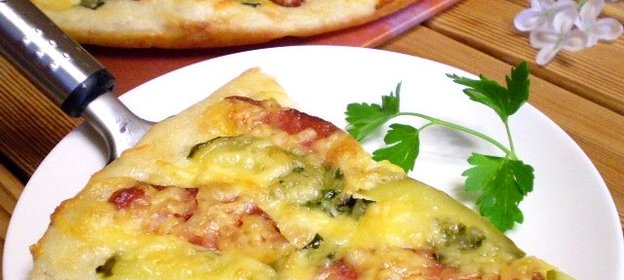 Пицца с солеными огурцами