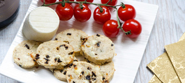 Овсяное печенье с козьим сыром и вялеными томатами